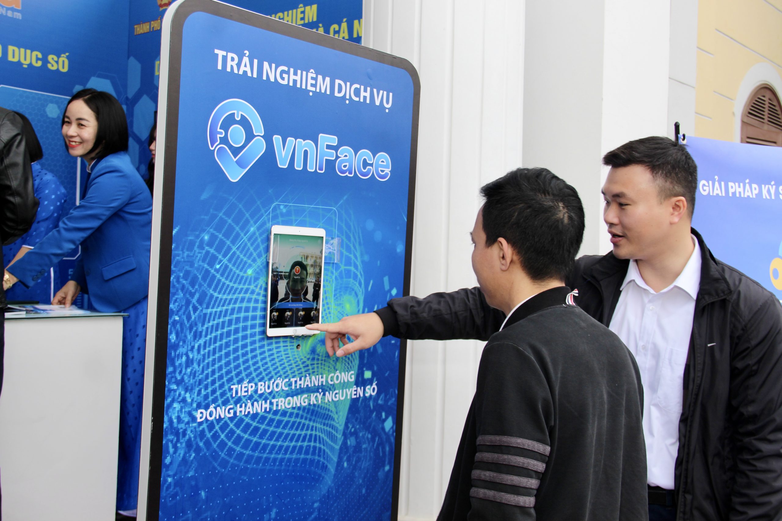 Ngoài các nội dung tập huấn, các đại biểu còn được tham quan và trải nghiệm các ứng dụng công nghệ số hiện đại như giải pháp nhận diện khuôn mặt VnFace, hệ thống nhà thông minh (SmartHome) cùng các nền tảng chính quyền số tiên tiến. Hoạt động trải nghiệm này giúp cán bộ, công chức, viên chức thành phố Thủy Nguyên hiểu rõ hơn về các giải pháp công nghệ, từ đó ứng dụng hiệu quả vào công việc để tiết kiệm thời gian, chi phí và nâng cao năng suất làm việc.