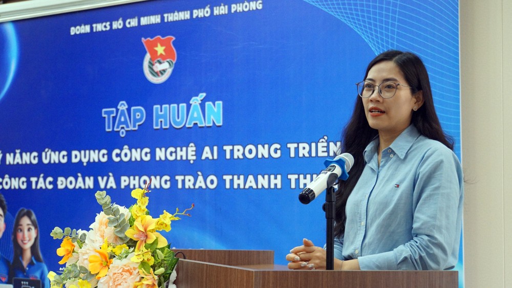 Chị Nguyễn Thị Thủy phát biểu tại sự kiện ứng dụng AI trong công tác Đoàn